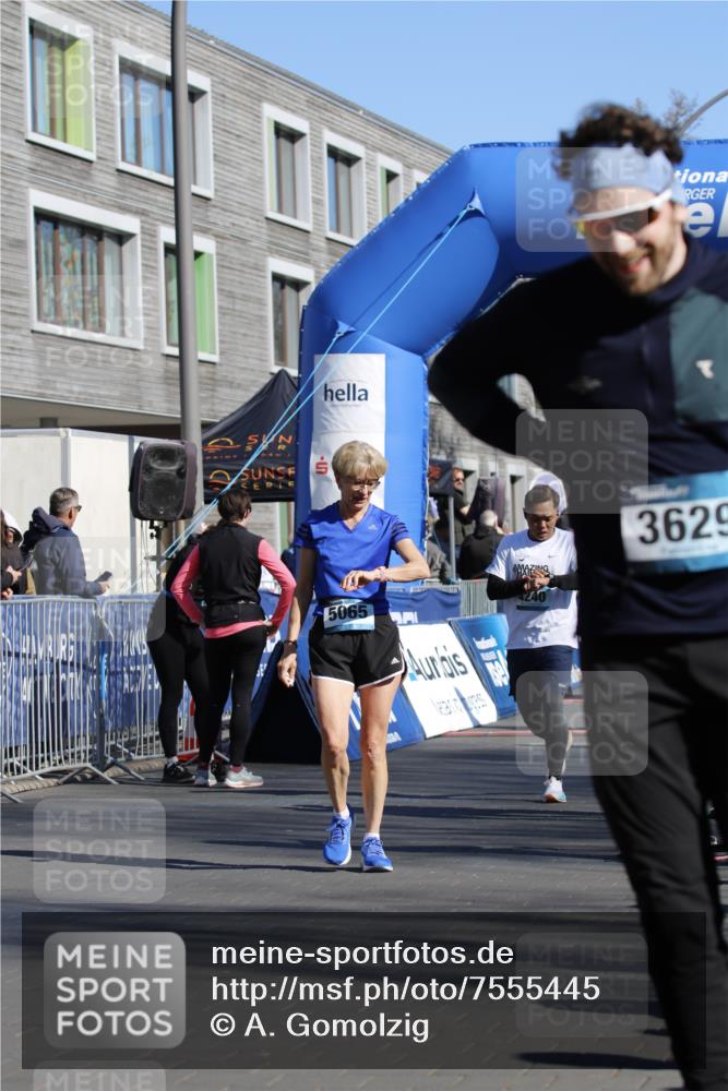 06.04.2025 - 44. Internationalen Wilhelmsburger Insellauf A. Gomolzig http://msf.ph/oto/7555445 06.04.2025 10:42:33 Ziel 3503, 3903, 4240, 4458 meine-sportfotos.de