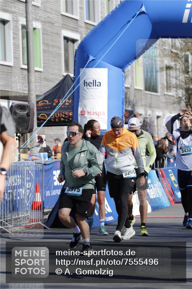 06.04.2025 - 44. Internationalen Wilhelmsburger Insellauf A. Gomolzig http://msf.ph/oto/7555496 06.04.2025 10:41:39 Ziel 3104, 3255, 3432, 3960, 3975, 5204 meine-sportfotos.de