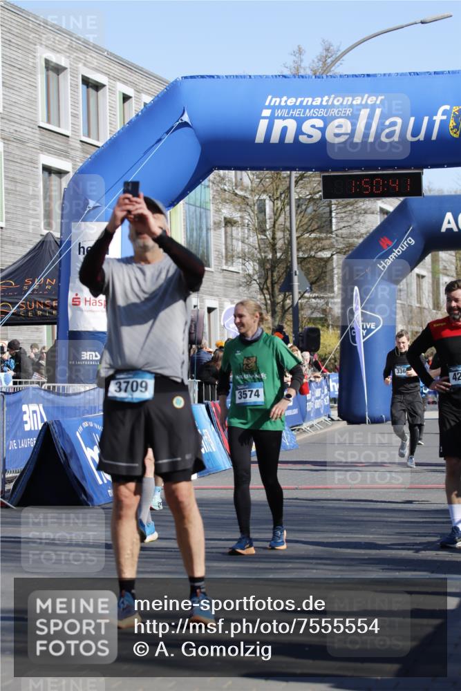 06.04.2025 - 44. Internationalen Wilhelmsburger Insellauf A. Gomolzig http://msf.ph/oto/7555554 06.04.2025 10:40:40 Ziel 3021, 3086, 3120, 3263, 3319, 3365, 3574, 3652, 4264, 4445 meine-sportfotos.de