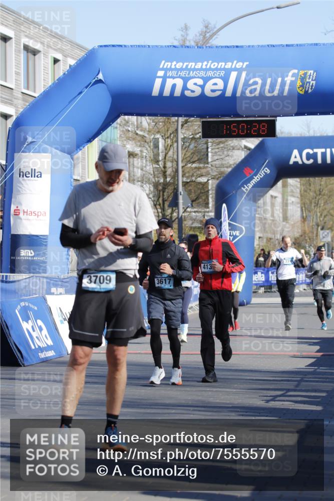 06.04.2025 - 44. Internationalen Wilhelmsburger Insellauf A. Gomolzig http://msf.ph/oto/7555570 06.04.2025 10:40:26 Ziel 3001, 3617, 3974, 4139 meine-sportfotos.de