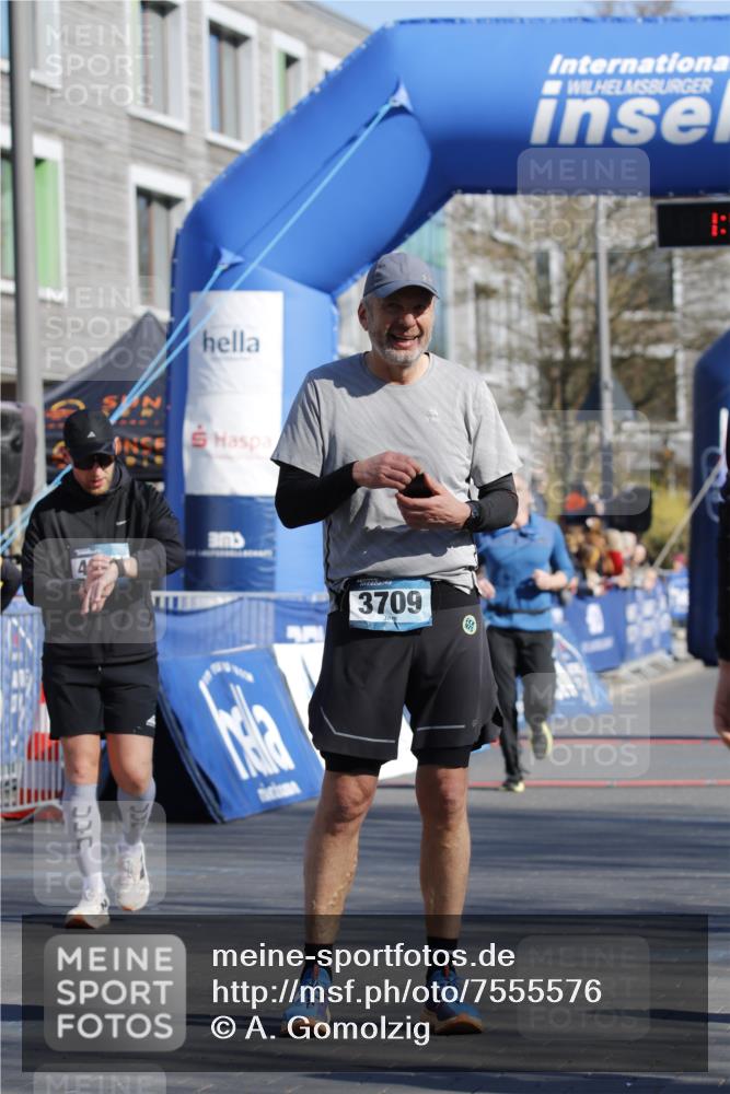 06.04.2025 - 44. Internationalen Wilhelmsburger Insellauf A. Gomolzig http://msf.ph/oto/7555576 06.04.2025 10:40:15 Ziel 3001, 4389, 4501, 5130 meine-sportfotos.de