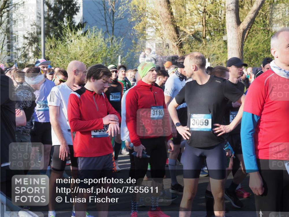 06.04.2025 - 44. Internationalen Wilhelmsburger Insellauf Luisa Fischer http://msf.ph/oto/7555611 06.04.2025 08:47:30 Ziel 399, 3884, 3189, 3059, 3 meine-sportfotos.de