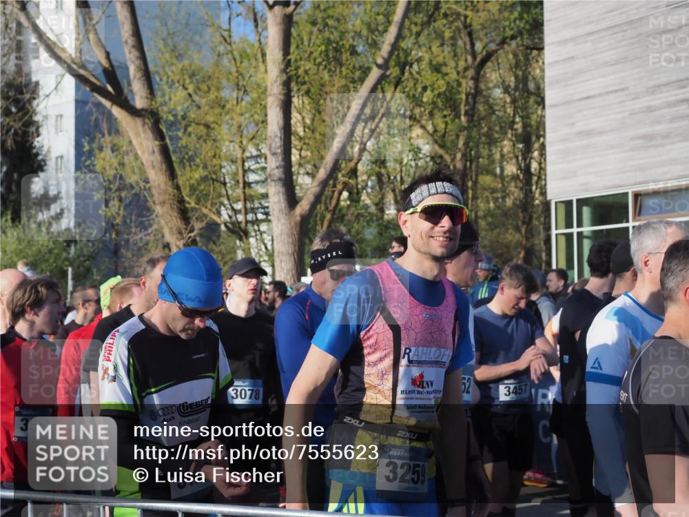 06.04.2025 - 44. Internationalen Wilhelmsburger Insellauf Luisa Fischer http://msf.ph/oto/7555623 06.04.2025 08:48:17 Ziel 3553, 3078, 52, 2, 3259, 3457 meine-sportfotos.de