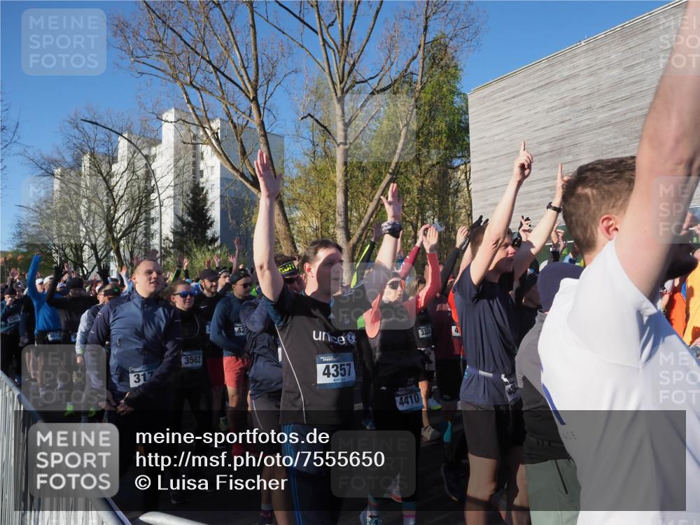 06.04.2025 - 44. Internationalen Wilhelmsburger Insellauf Luisa Fischer http://msf.ph/oto/7555650 06.04.2025 08:48:32 Ziel 4014, 317, 3562, 4357, 4410, 3324, 4 meine-sportfotos.de