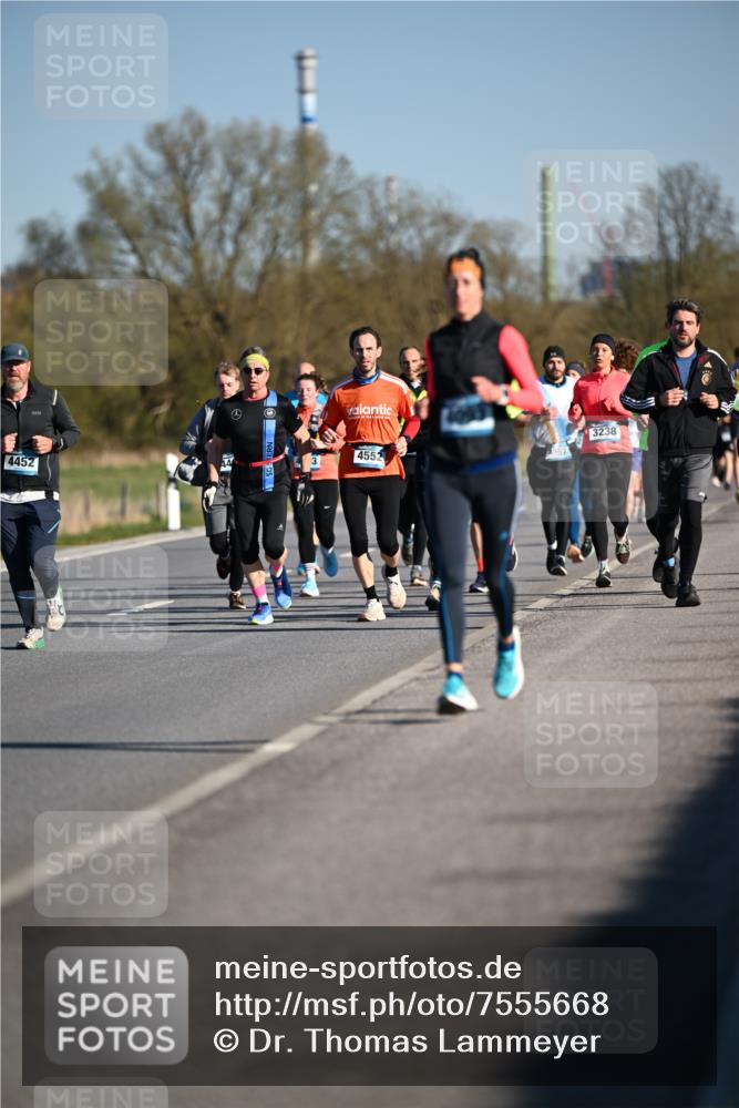 06.04.2025 - 44. Internationalen Wilhelmsburger Insellauf Dr. Thomas Lammeyer http://msf.ph/oto/7555668 06.04.2025 09:31:34 Laufen 4452, 1031, 3238, 4552 meine-sportfotos.de