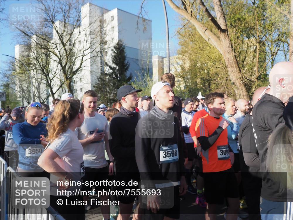 06.04.2025 - 44. Internationalen Wilhelmsburger Insellauf Luisa Fischer http://msf.ph/oto/7555693 06.04.2025 08:50:03 Ziel 51, 3950, 3598, 309 meine-sportfotos.de