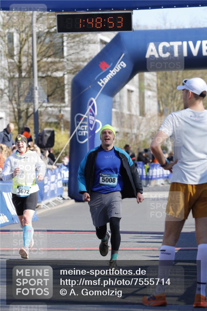 06.04.2025 - 44. Internationalen Wilhelmsburger Insellauf A. Gomolzig http://msf.ph/oto/7555714 06.04.2025 10:38:51 Ziel 3672, 4246, 5008, 5143 meine-sportfotos.de