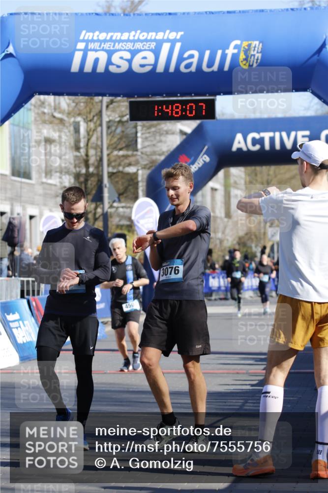 06.04.2025 - 44. Internationalen Wilhelmsburger Insellauf A. Gomolzig http://msf.ph/oto/7555756 06.04.2025 10:38:05 Ziel 3076, 3171, 4507, 4530 meine-sportfotos.de