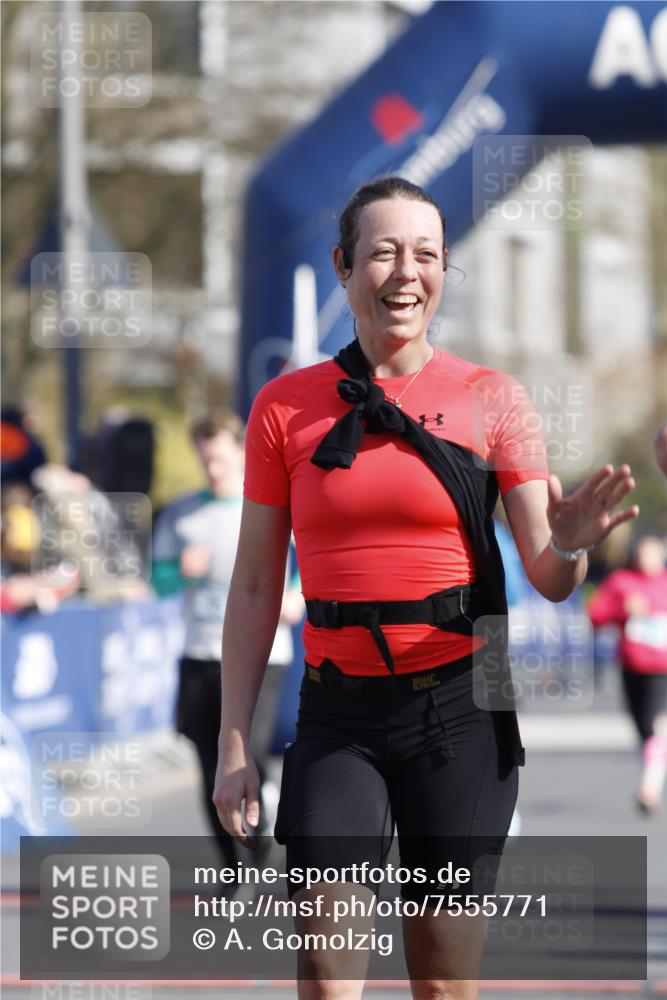 06.04.2025 - 44. Internationalen Wilhelmsburger Insellauf A. Gomolzig http://msf.ph/oto/7555771 06.04.2025 10:37:49 Ziel 3197, 3206, 3496, 4226, 4470, 4579, 5051 meine-sportfotos.de