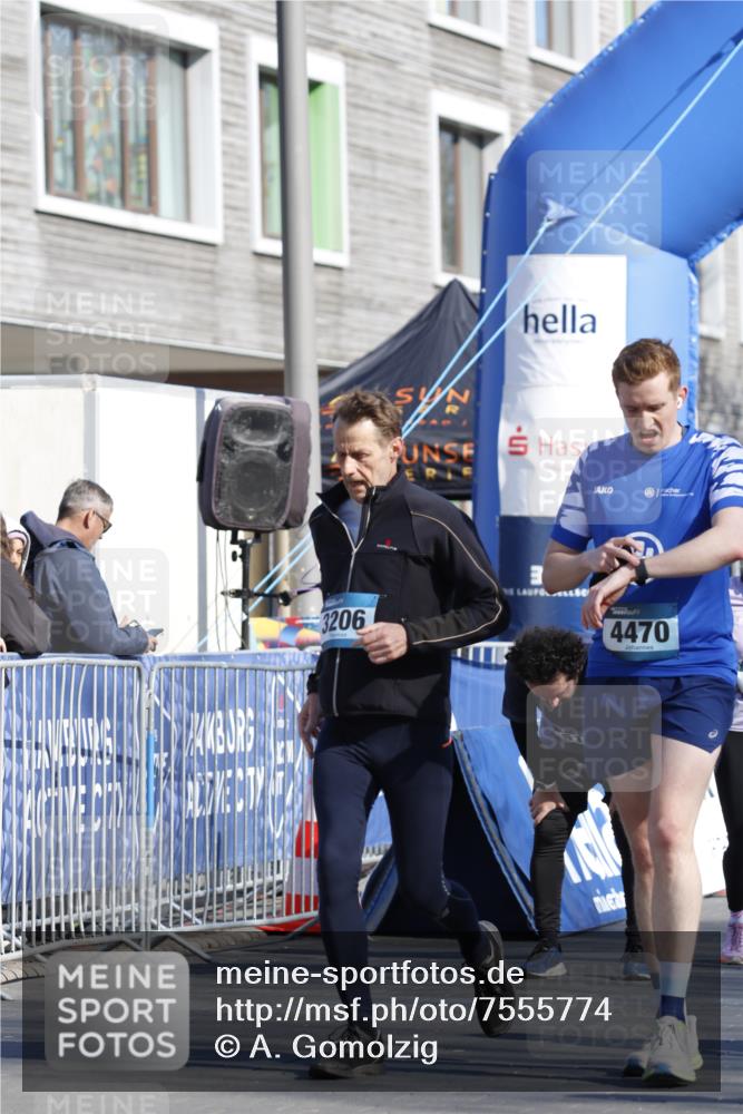 06.04.2025 - 44. Internationalen Wilhelmsburger Insellauf A. Gomolzig http://msf.ph/oto/7555774 06.04.2025 10:37:47 Ziel 3197, 3206, 4226, 4470, 5051 meine-sportfotos.de