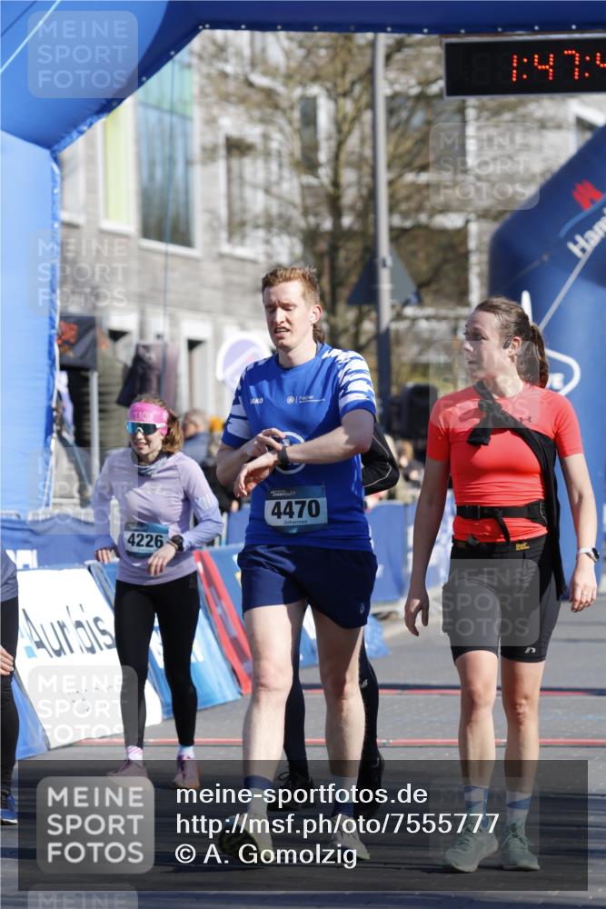 06.04.2025 - 44. Internationalen Wilhelmsburger Insellauf A. Gomolzig http://msf.ph/oto/7555777 06.04.2025 10:37:45 Ziel 3197, 3206, 4226, 4470, 5051 meine-sportfotos.de