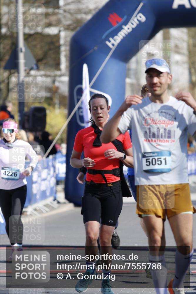 06.04.2025 - 44. Internationalen Wilhelmsburger Insellauf A. Gomolzig http://msf.ph/oto/7555786 06.04.2025 10:37:42 Ziel 3197, 3206, 4226, 4470, 5051, 5188 meine-sportfotos.de