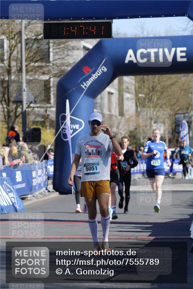 06.04.2025 - 44. Internationalen Wilhelmsburger Insellauf A. Gomolzig http://msf.ph/oto/7555789 06.04.2025 10:37:39 Ziel 5051, 5188 meine-sportfotos.de