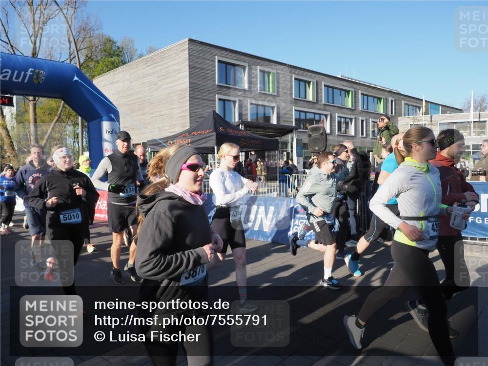 06.04.2025 - 44. Internationalen Wilhelmsburger Insellauf Luisa Fischer http://msf.ph/oto/7555791 06.04.2025 08:51:54 Ziel 4, 5010, 124, 3870, 437 meine-sportfotos.de