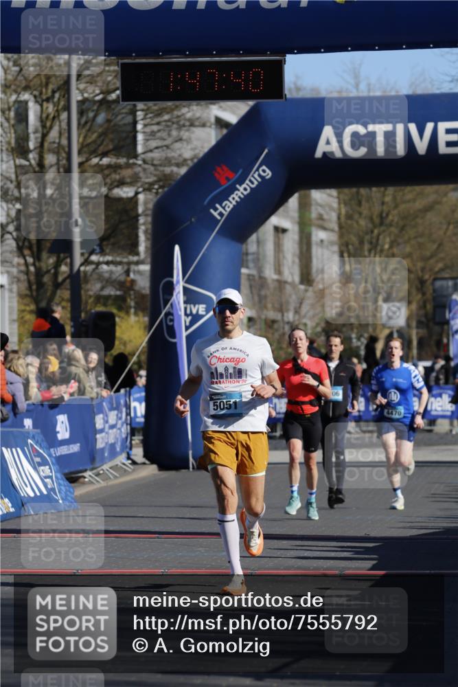 06.04.2025 - 44. Internationalen Wilhelmsburger Insellauf A. Gomolzig http://msf.ph/oto/7555792 06.04.2025 10:37:38 Ziel 5051, 5188 meine-sportfotos.de