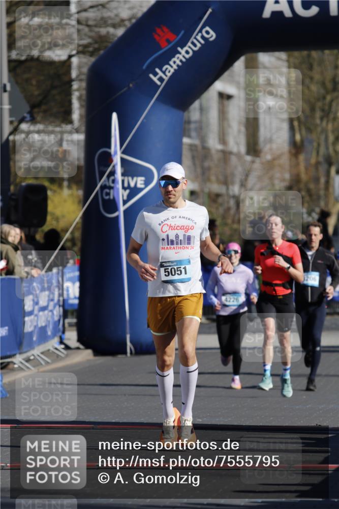 06.04.2025 - 44. Internationalen Wilhelmsburger Insellauf A. Gomolzig http://msf.ph/oto/7555795 06.04.2025 10:37:37 Ziel 5051, 5188 meine-sportfotos.de