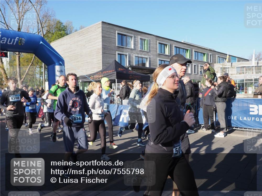 06.04.2025 - 44. Internationalen Wilhelmsburger Insellauf Luisa Fischer http://msf.ph/oto/7555798 06.04.2025 08:51:55 Ziel 4398, 5091, 3874, 405, 50, 3 meine-sportfotos.de