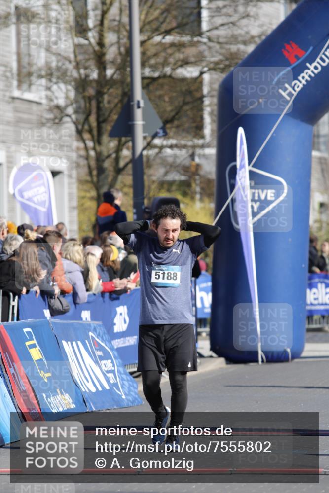 06.04.2025 - 44. Internationalen Wilhelmsburger Insellauf A. Gomolzig http://msf.ph/oto/7555802 06.04.2025 10:37:33 Ziel 3174, 5188 meine-sportfotos.de