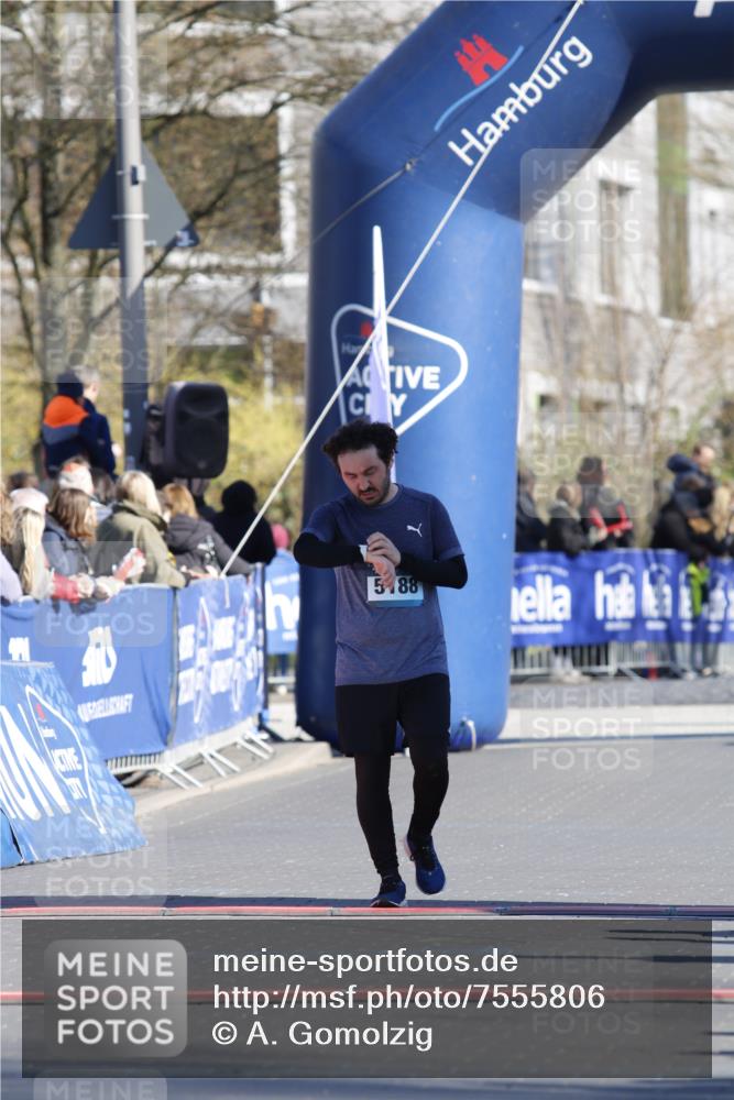 06.04.2025 - 44. Internationalen Wilhelmsburger Insellauf A. Gomolzig http://msf.ph/oto/7555806 06.04.2025 10:37:30 Ziel 3174, 4515, 5188 meine-sportfotos.de