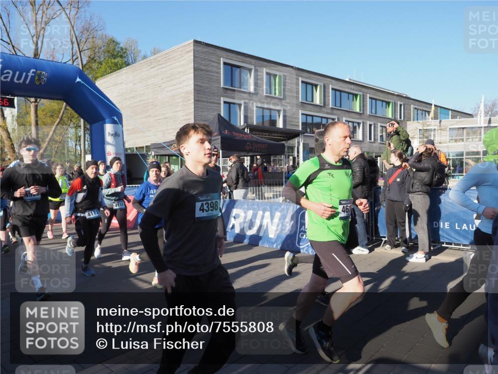 06.04.2025 - 44. Internationalen Wilhelmsburger Insellauf Luisa Fischer http://msf.ph/oto/7555808 06.04.2025 08:51:56 Ziel 56, 4113, 4119, 4398, 461 meine-sportfotos.de