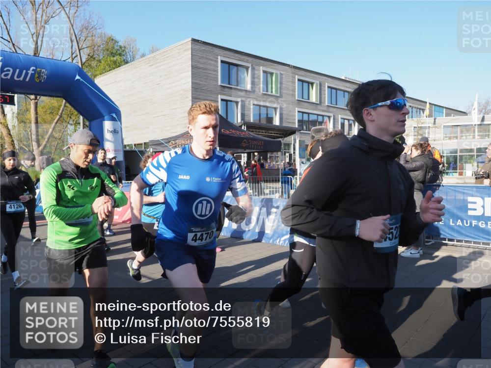 06.04.2025 - 44. Internationalen Wilhelmsburger Insellauf Luisa Fischer http://msf.ph/oto/7555819 06.04.2025 08:51:57 Ziel 4126, 4470, 52 meine-sportfotos.de