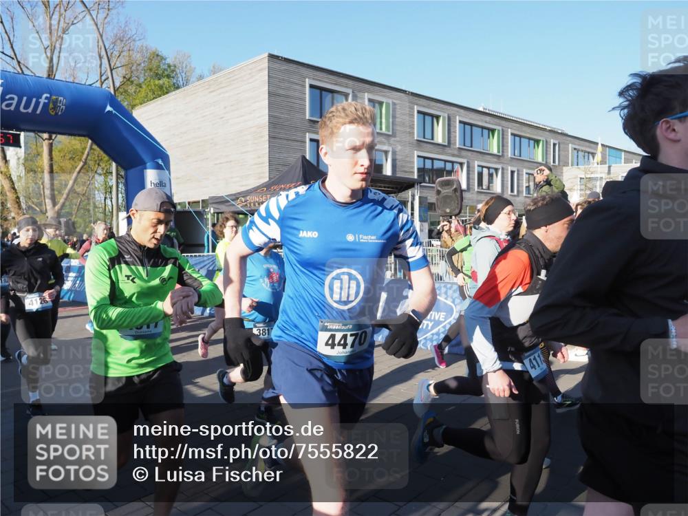 06.04.2025 - 44. Internationalen Wilhelmsburger Insellauf Luisa Fischer http://msf.ph/oto/7555822 06.04.2025 08:51:57 Ziel 4126, 381, 4470, 411 meine-sportfotos.de