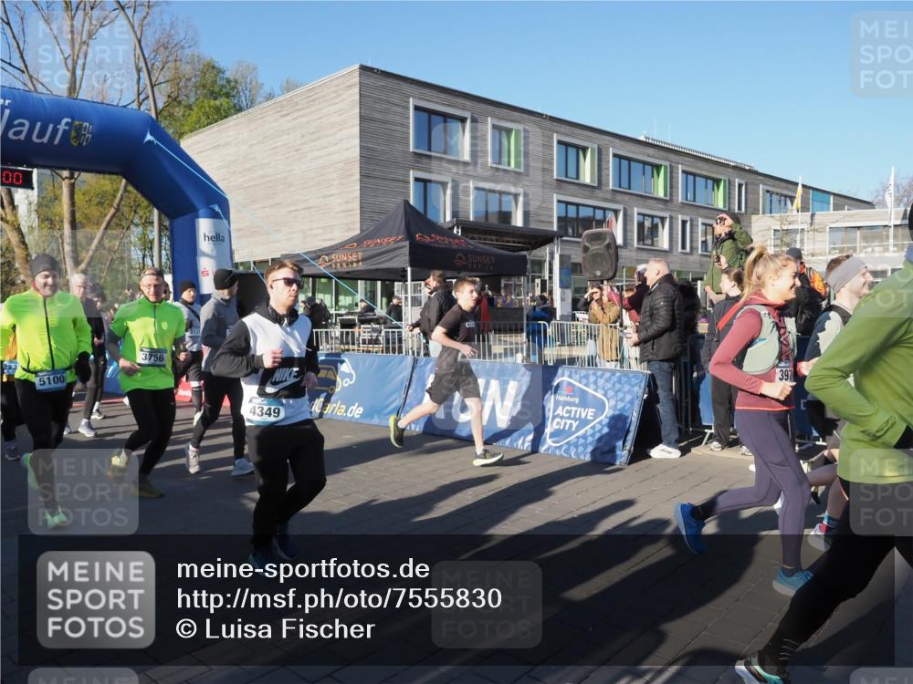 06.04.2025 - 44. Internationalen Wilhelmsburger Insellauf Luisa Fischer http://msf.ph/oto/7555830 06.04.2025 08:51:59 Ziel 00, 5100, 3756, 4349, 397 meine-sportfotos.de