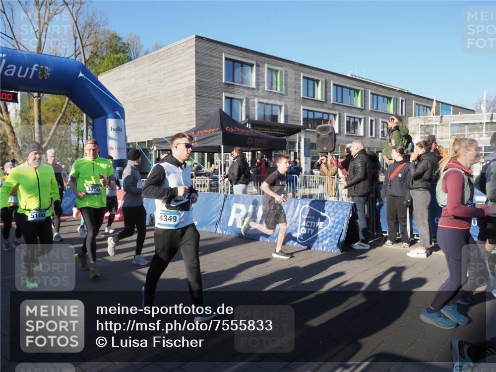06.04.2025 - 44. Internationalen Wilhelmsburger Insellauf Luisa Fischer http://msf.ph/oto/7555833 06.04.2025 08:52:00 Ziel 00, 5100, 3756, 312, 4349 meine-sportfotos.de