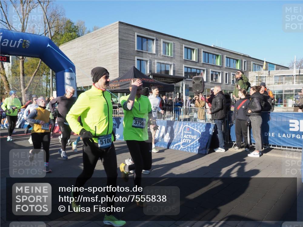 06.04.2025 - 44. Internationalen Wilhelmsburger Insellauf Luisa Fischer http://msf.ph/oto/7555838 06.04.2025 08:52:00 Ziel 00, 3223, 97, 5100, 3756 meine-sportfotos.de
