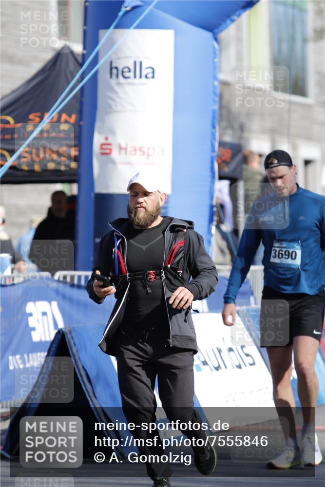 06.04.2025 - 44. Internationalen Wilhelmsburger Insellauf A. Gomolzig http://msf.ph/oto/7555846 06.04.2025 10:37:04 Ziel 3543, 3690, 3819, 4587, 5198 meine-sportfotos.de
