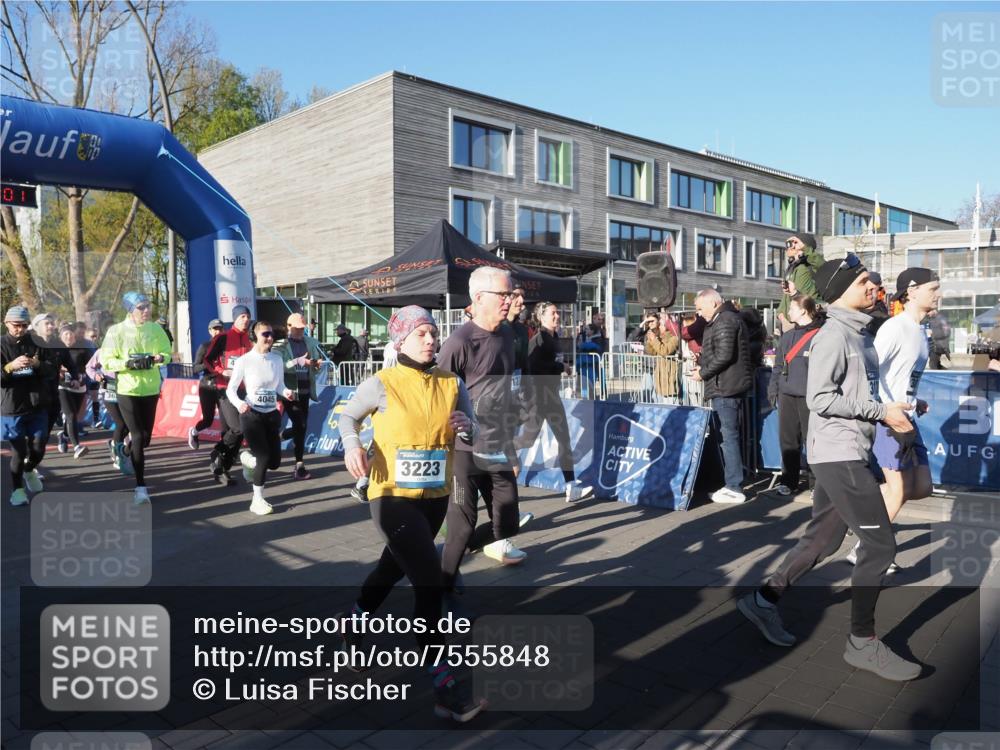 06.04.2025 - 44. Internationalen Wilhelmsburger Insellauf Luisa Fischer http://msf.ph/oto/7555848 06.04.2025 08:52:01 Ziel 36, 4045, 3223 meine-sportfotos.de