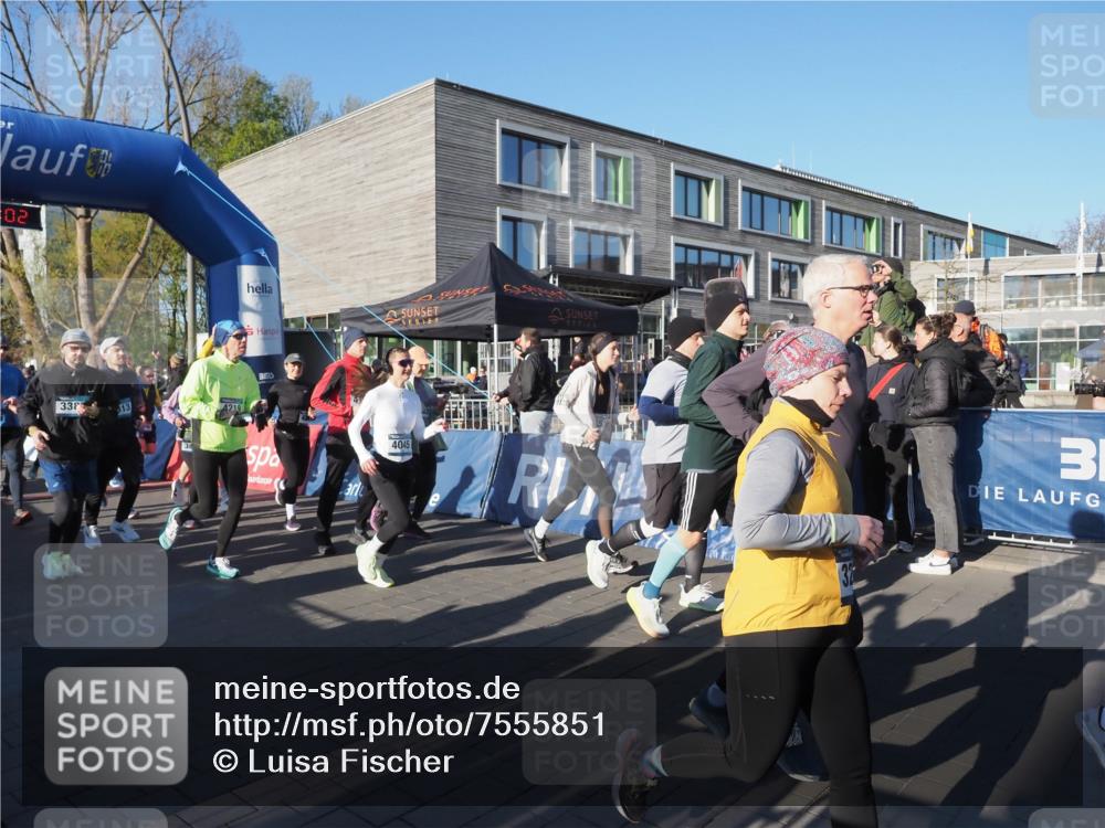 06.04.2025 - 44. Internationalen Wilhelmsburger Insellauf Luisa Fischer http://msf.ph/oto/7555851 06.04.2025 08:52:02 Ziel 02, 338, 13, 30, 4045 meine-sportfotos.de