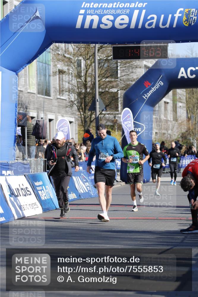 06.04.2025 - 44. Internationalen Wilhelmsburger Insellauf A. Gomolzig http://msf.ph/oto/7555853 06.04.2025 10:37:01 Ziel 3690, 4534, 4587, 5198 meine-sportfotos.de