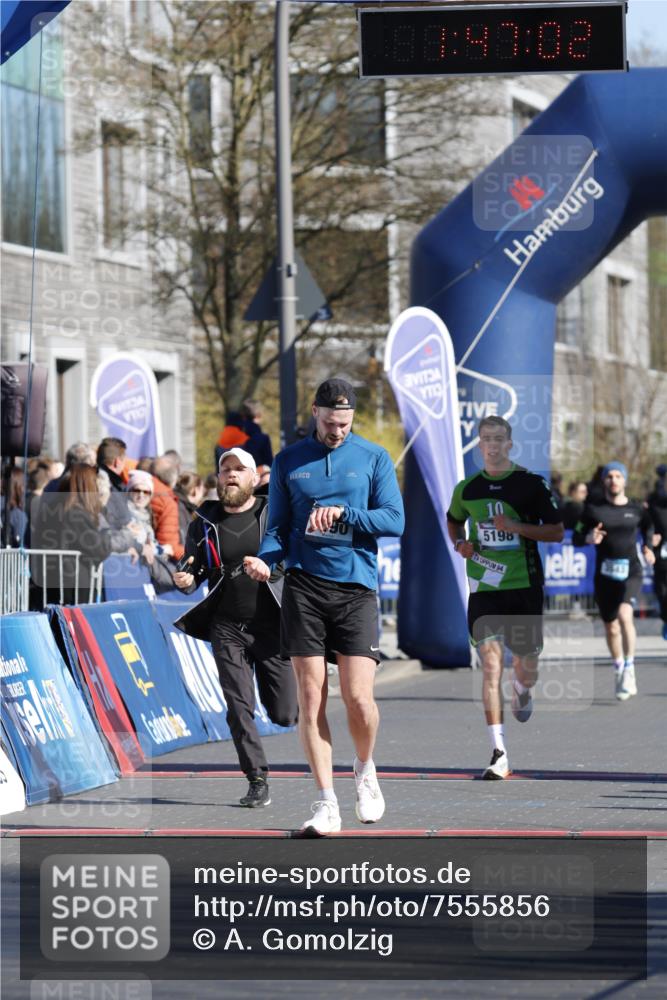 06.04.2025 - 44. Internationalen Wilhelmsburger Insellauf A. Gomolzig http://msf.ph/oto/7555856 06.04.2025 10:37:00 Ziel 3690, 4534, 4587 meine-sportfotos.de