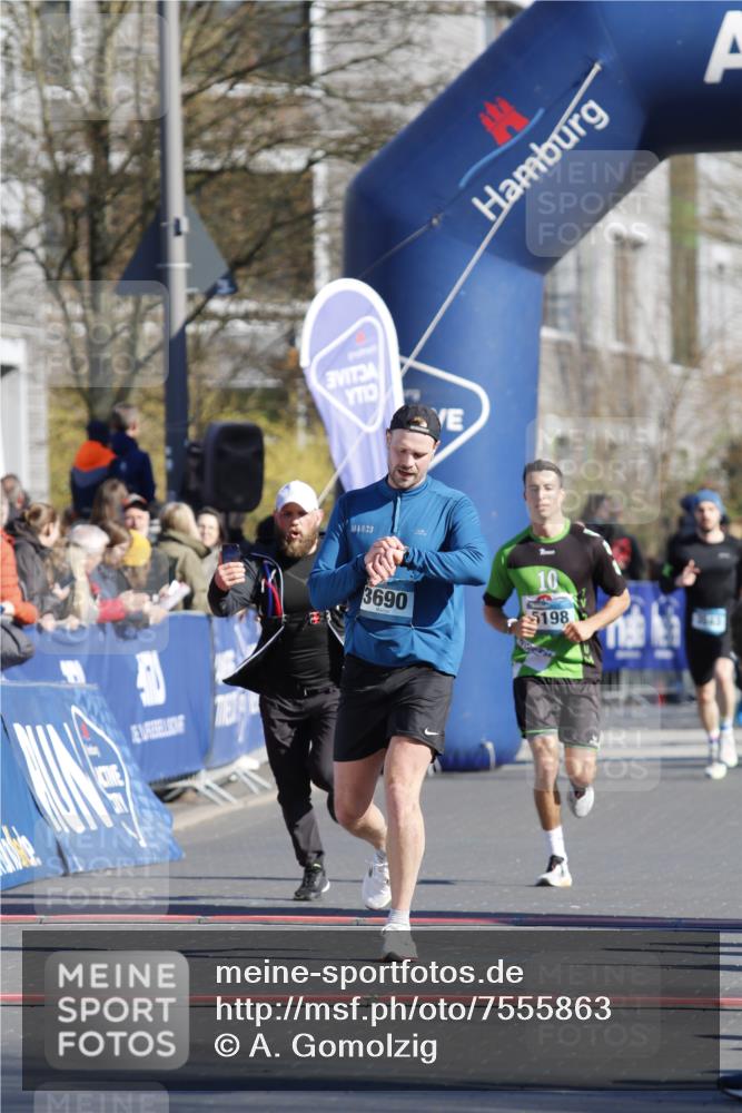 06.04.2025 - 44. Internationalen Wilhelmsburger Insellauf A. Gomolzig http://msf.ph/oto/7555863 06.04.2025 10:36:59 Ziel 3690, 4534, 5098 meine-sportfotos.de