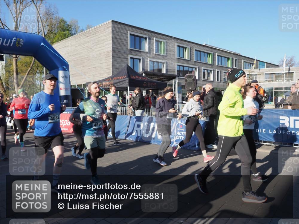 06.04.2025 - 44. Internationalen Wilhelmsburger Insellauf Luisa Fischer http://msf.ph/oto/7555881 06.04.2025 08:52:11 Ziel 3707, 4582, 4580, 4579, 3880, 431, 3 meine-sportfotos.de