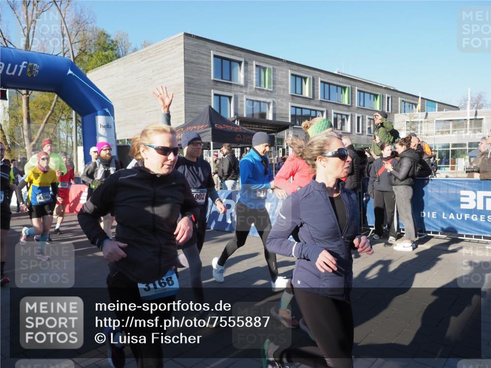 06.04.2025 - 44. Internationalen Wilhelmsburger Insellauf Luisa Fischer http://msf.ph/oto/7555887 06.04.2025 08:52:13 Ziel 4396, 3556, 002, 3168 meine-sportfotos.de