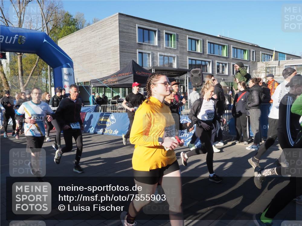06.04.2025 - 44. Internationalen Wilhelmsburger Insellauf Luisa Fischer http://msf.ph/oto/7555903 06.04.2025 08:52:55 Ziel 4574, 5136, 3023, 522 meine-sportfotos.de