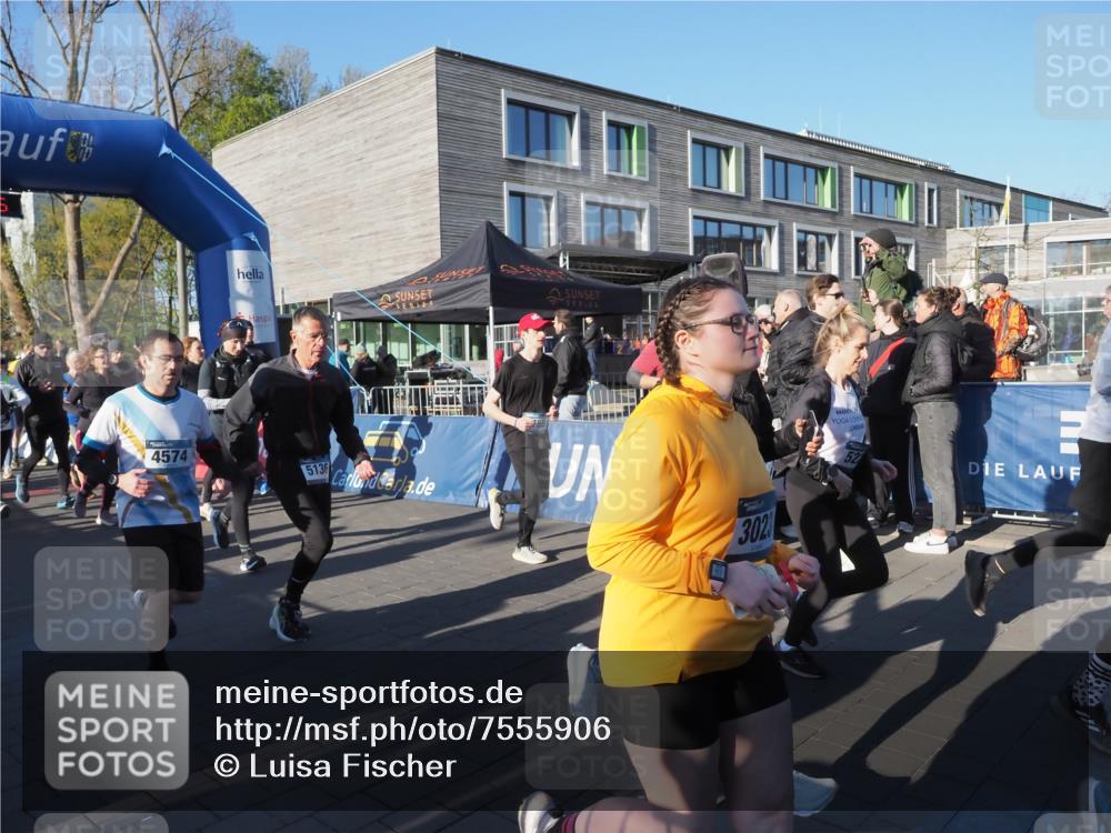 06.04.2025 - 44. Internationalen Wilhelmsburger Insellauf Luisa Fischer http://msf.ph/oto/7555906 06.04.2025 08:52:55 Ziel 4574, 5136, 302 meine-sportfotos.de