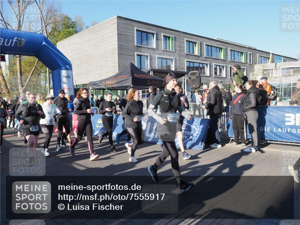 06.04.2025 - 44. Internationalen Wilhelmsburger Insellauf Luisa Fischer http://msf.ph/oto/7555917 06.04.2025 08:52:56 Ziel 4105, 3425, 326, 3433, 3095, 3 meine-sportfotos.de