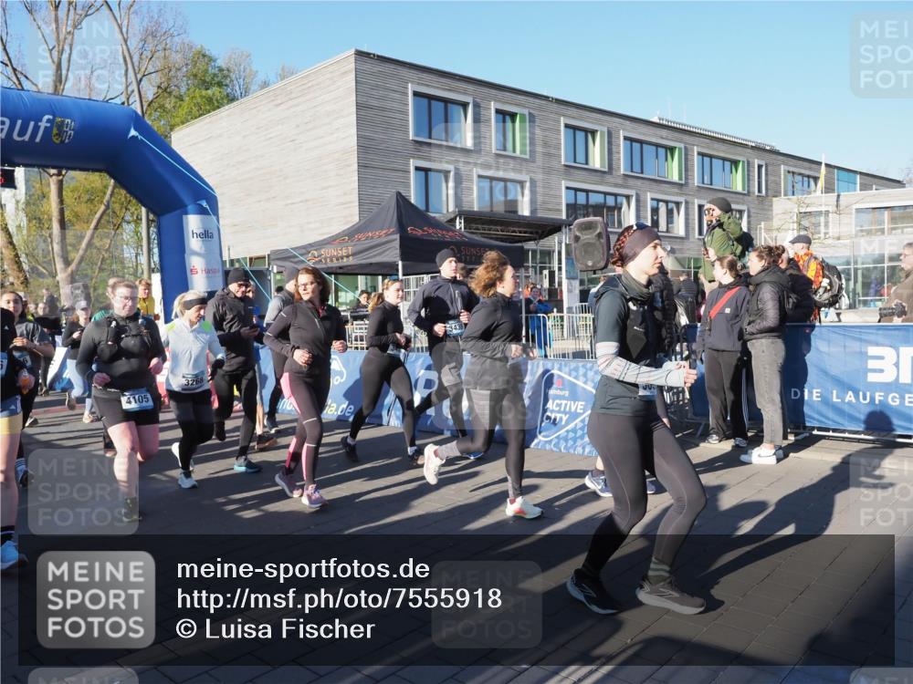 06.04.2025 - 44. Internationalen Wilhelmsburger Insellauf Luisa Fischer http://msf.ph/oto/7555918 06.04.2025 08:52:56 Ziel 3, 3268, 4105 meine-sportfotos.de