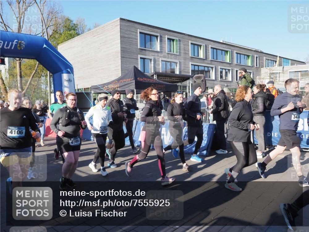 06.04.2025 - 44. Internationalen Wilhelmsburger Insellauf Luisa Fischer http://msf.ph/oto/7555925 06.04.2025 08:52:57 Ziel 4106, 427, 4105, 3268, 5077, 3434 meine-sportfotos.de