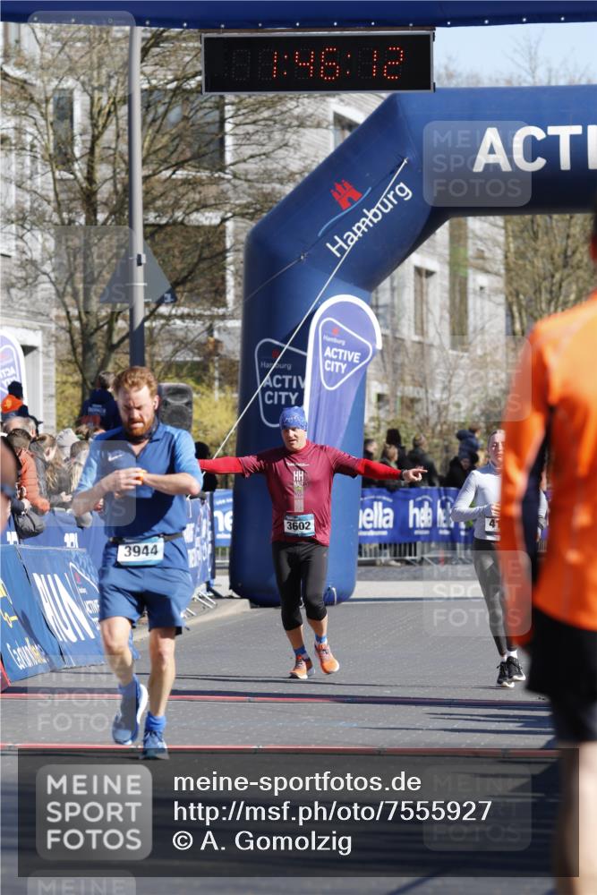 06.04.2025 - 44. Internationalen Wilhelmsburger Insellauf A. Gomolzig http://msf.ph/oto/7555927 06.04.2025 10:36:10 Ziel 3832, 3933, 3944 meine-sportfotos.de