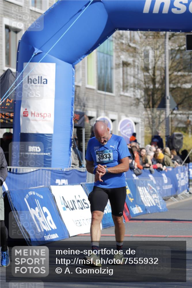 06.04.2025 - 44. Internationalen Wilhelmsburger Insellauf A. Gomolzig http://msf.ph/oto/7555932 06.04.2025 10:36:08 Ziel 3832, 3933 meine-sportfotos.de