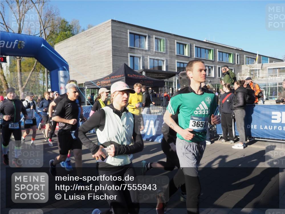 06.04.2025 - 44. Internationalen Wilhelmsburger Insellauf Luisa Fischer http://msf.ph/oto/7555943 06.04.2025 08:52:59 Ziel 9, 3222, 3235, 365, 31 meine-sportfotos.de