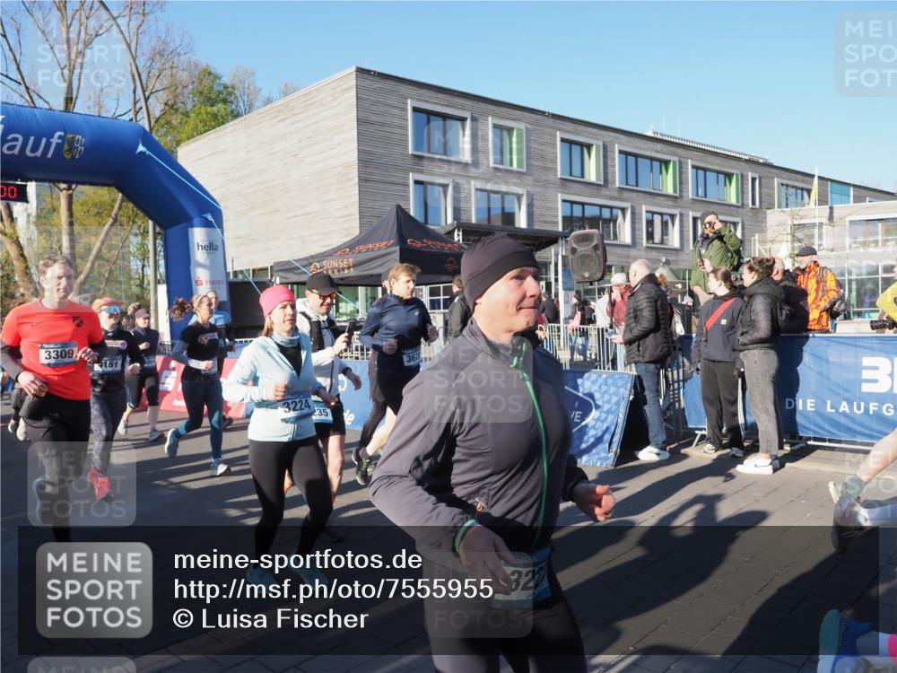 06.04.2025 - 44. Internationalen Wilhelmsburger Insellauf Luisa Fischer http://msf.ph/oto/7555955 06.04.2025 08:53:00 Ziel 00, 3309, 4151, 3224, 235, 36, 327 meine-sportfotos.de