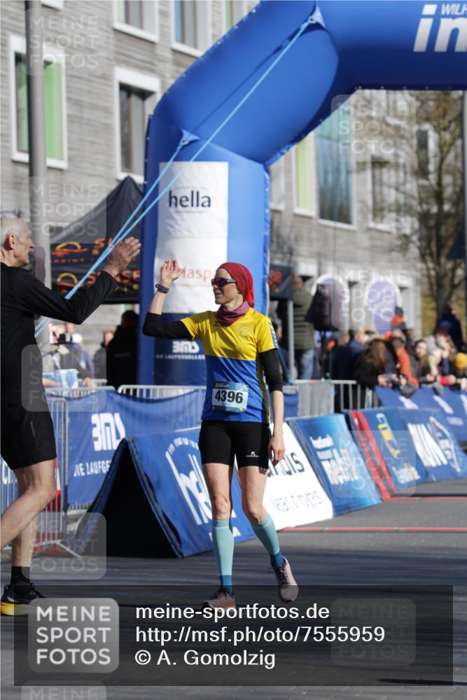 06.04.2025 - 44. Internationalen Wilhelmsburger Insellauf A. Gomolzig http://msf.ph/oto/7555959 06.04.2025 10:35:51 Ziel 4216, 4312, 4396 meine-sportfotos.de