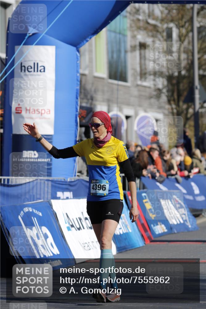 06.04.2025 - 44. Internationalen Wilhelmsburger Insellauf A. Gomolzig http://msf.ph/oto/7555962 06.04.2025 10:35:50 Ziel 4216, 4312, 4396 meine-sportfotos.de