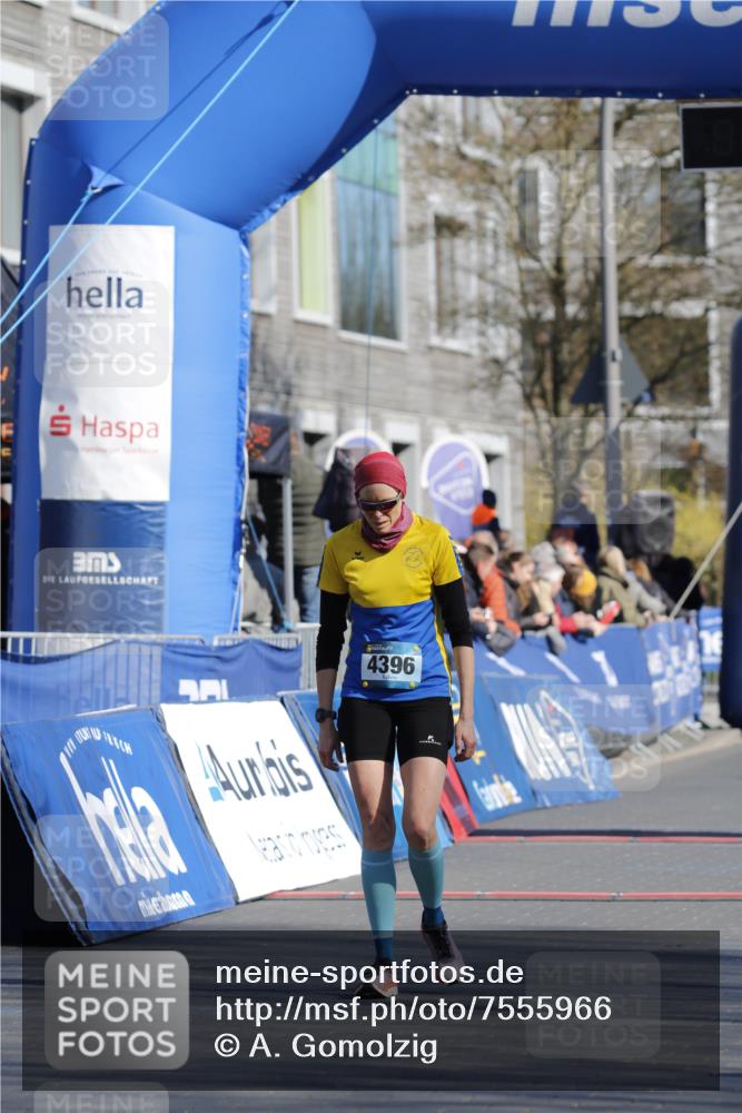 06.04.2025 - 44. Internationalen Wilhelmsburger Insellauf A. Gomolzig http://msf.ph/oto/7555966 06.04.2025 10:35:48 Ziel 4216, 4312, 4396 meine-sportfotos.de