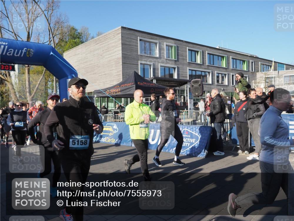 06.04.2025 - 44. Internationalen Wilhelmsburger Insellauf Luisa Fischer http://msf.ph/oto/7555973 06.04.2025 08:53:03 Ziel 3, 03, 594, 5158 meine-sportfotos.de